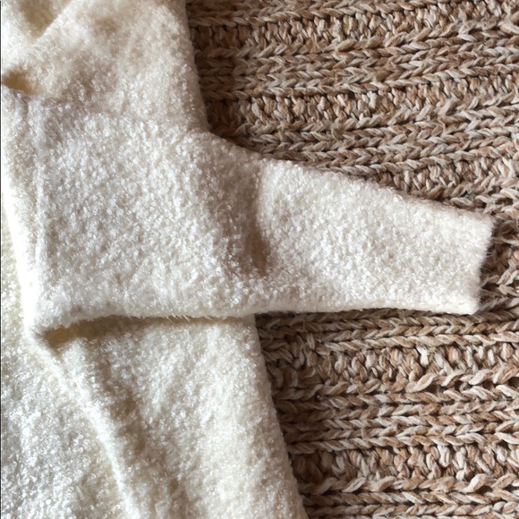 NWOT Long and cozy sweater - Picture 10 of 11